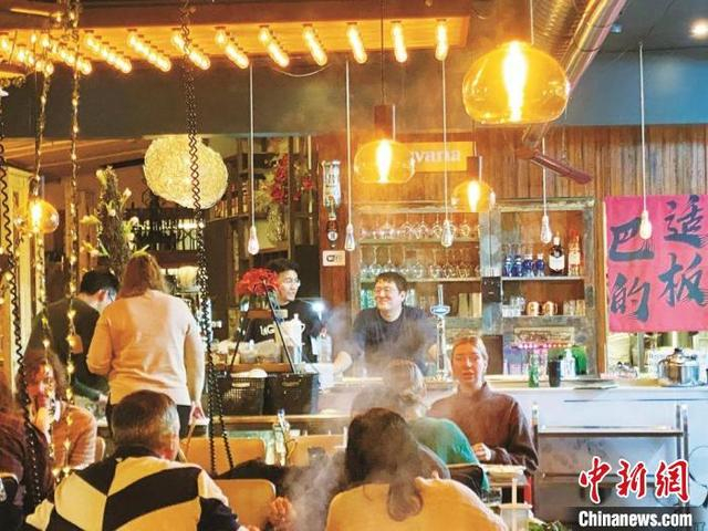 钟雪峰的“沸腾三国”火锅店坐满了顾客。受访者 供图