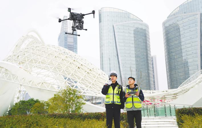 普宙科技的无人机为光谷交警提供飞行监测实时路况。（湖北日报全媒记者 魏铼 通讯员 雷震 范义虎 摄）