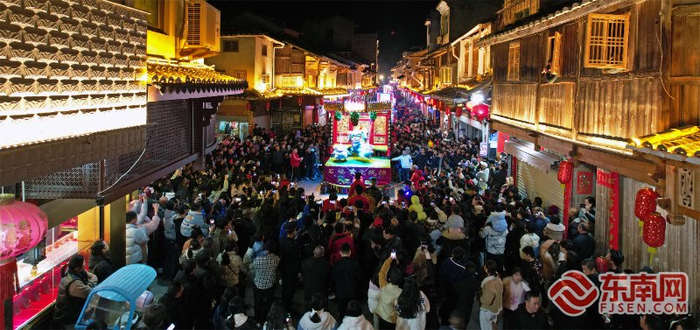 活动现场人潮如织。褚子强 摄