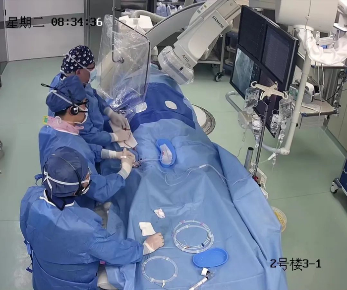 医院医生为患者做手术（视频截图）。（新华社发）