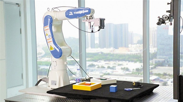 AI大模型机械臂可以“听懂人话”，执行物品抓取、分类等各种任务。受访单位供图
