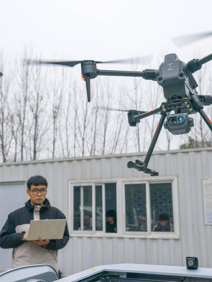 图为普宙科技技术人员在测试无人机和智能机巢。（湖北日报全媒记者 魏铼 摄）