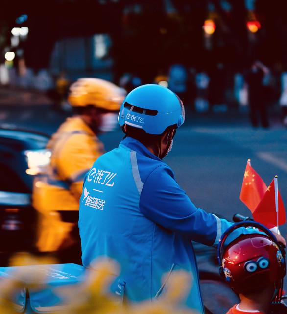 外卖小哥 图据图虫创意