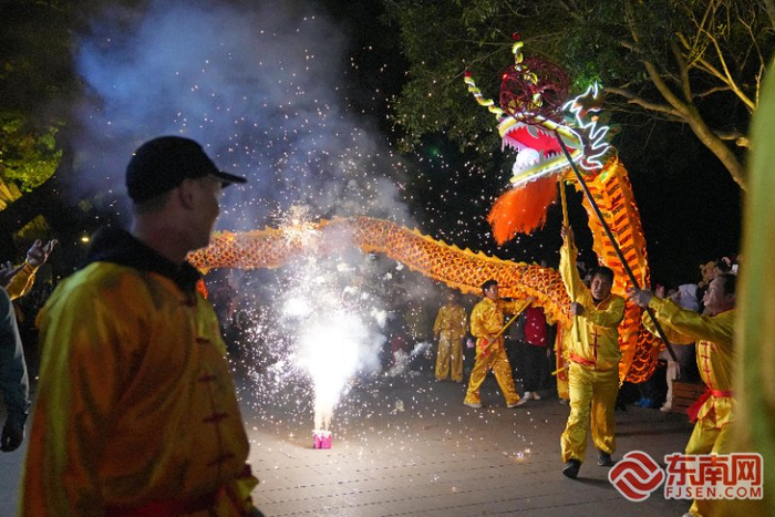 舞龙表演。褚子强 摄