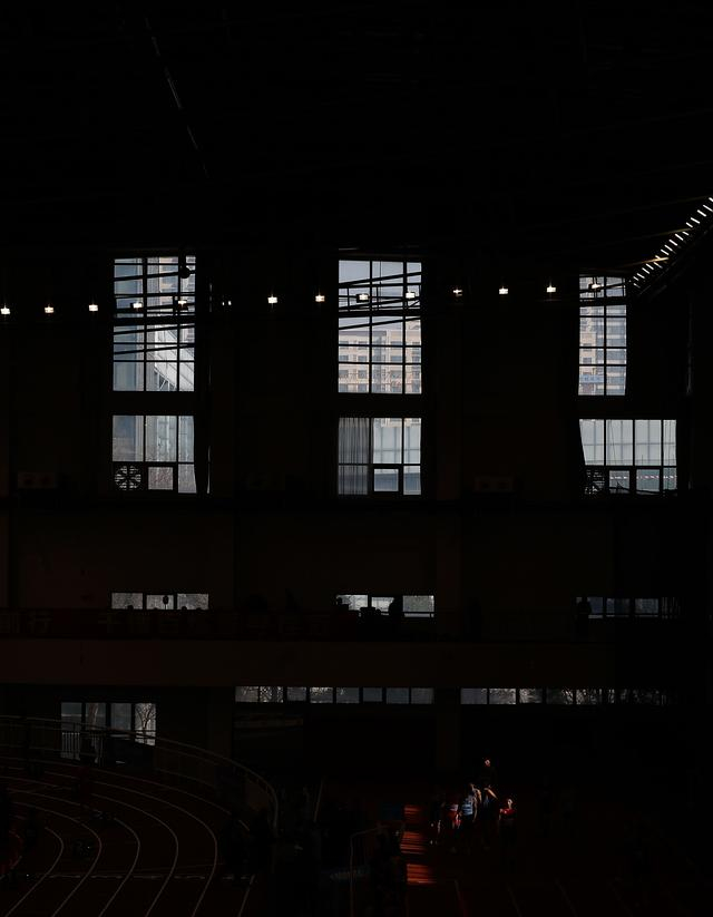 3月12日，男子400米预赛选手在比赛前热身。新华社记者 廖宇杰 摄