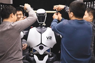 　　2024年1月31日，人形机器人攻关团队科研人员在多模态人工智能系统全国重点实验室调试机器人。新华社记者 金立旺摄