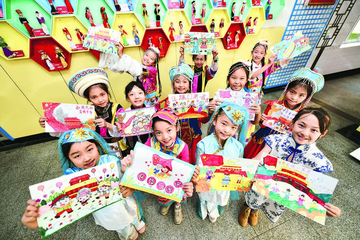 石榴花开，籽籽同心。李娜 魏雅琪 摄