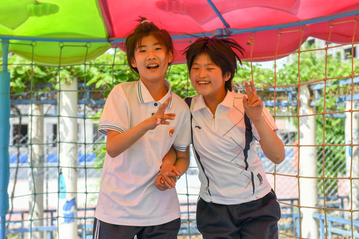 2023年5月31日，在四平市聋哑学校，两位残障学生进行课间游戏。新华社记者 张楠 摄