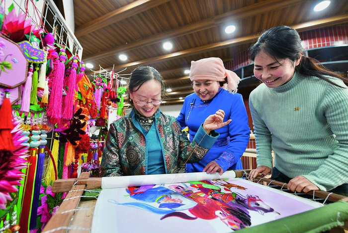 各民族交往交流交融，共同发展，共同富裕。