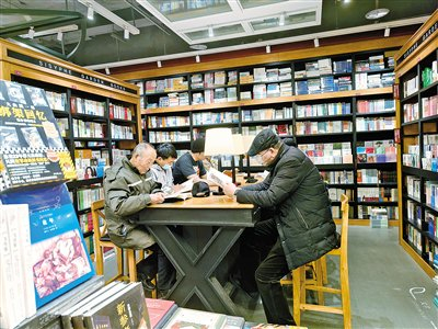 不少市民走进书店，享受阅读时光。 本报记者 于欣莉 摄□本报记者  马芳  冯雪玉  于欣莉  