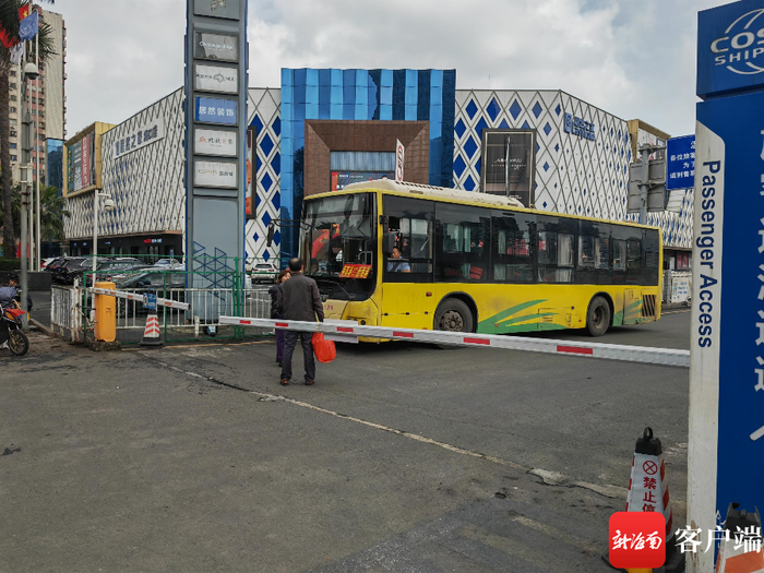 停在秀英港广场上的接驳公交车 记者 王小畅 摄