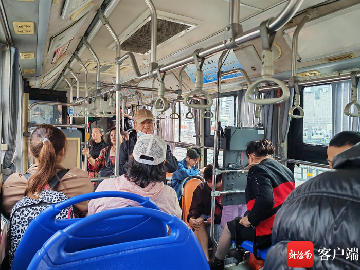 接驳公交车上的旅客 记者 王小畅 摄