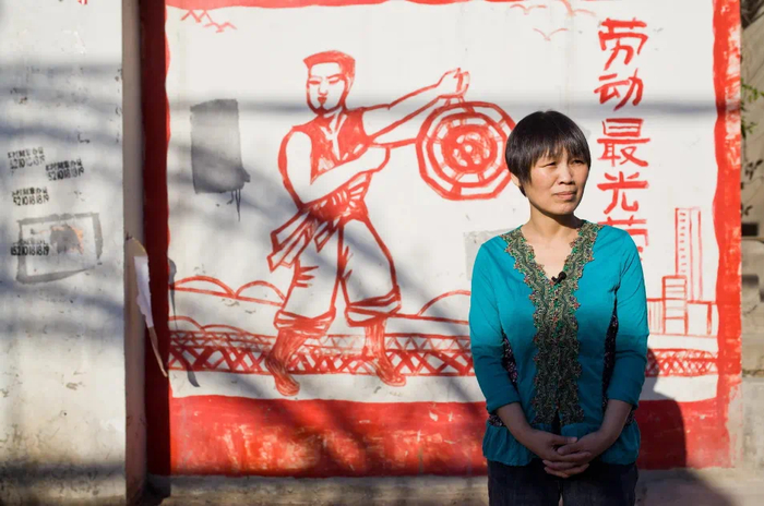 范雨素在皮村。她曾因一篇《我是范雨素》大火，后与皮村文学小组出版作品集《劳动者的星辰》。图据IC