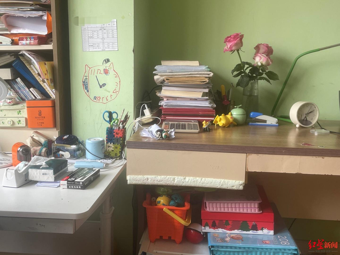 ▲张萌与孩子的书桌