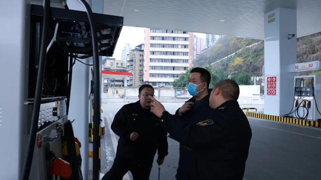 重庆市市场监管综合行政执法总队在重庆某加油站检查加油机主板是否被改动。（重庆市市场监督管理局供图）