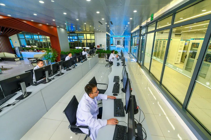 中国电科院科研人员在国家电网仿真中心开展高比例新能源接入电网的数模混合仿真试验。陈强 摄