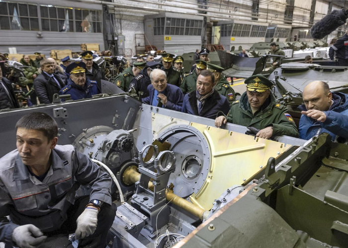 ▲1月31日，俄军方高层视察制造火炮系统的乌拉尔transmash工厂。图据视觉中国