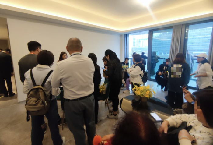 维港1号现场等待叫号的客户 每经记者 陈荣浩 摄