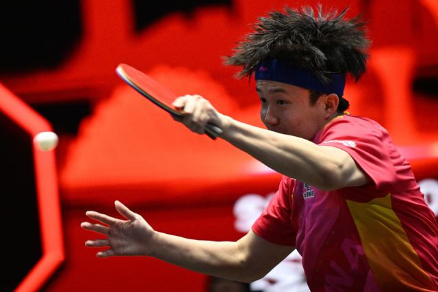 3月13日，中国选手王楚钦在比赛中回球。新华社发（邓智炜摄）