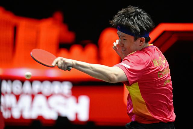 3月13日，中国选手王楚钦在比赛中回球。新华社发（邓智炜摄）