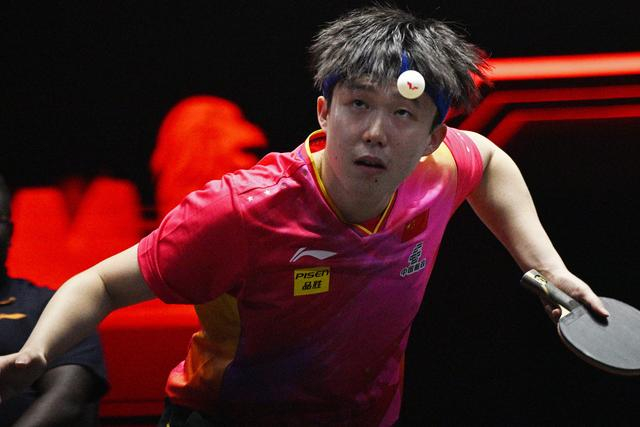 3月13日，中国选手王楚钦在比赛中发球。新华社发（邓智炜摄）