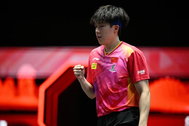 3月13日，中国选手王楚钦在比赛中庆祝得分。新华社发（邓智炜摄）