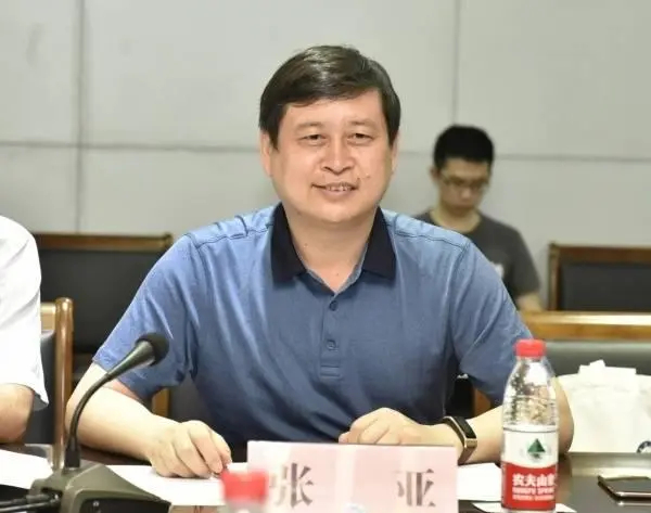 （2020年6月，张亚捐赠1000万元发起设立电子科技大学环宇国光教育发展基金，图源：电子科大官网）