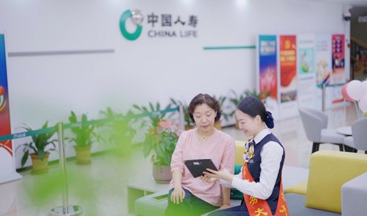 图：柜面工作人员为客户介绍智能化线上服务