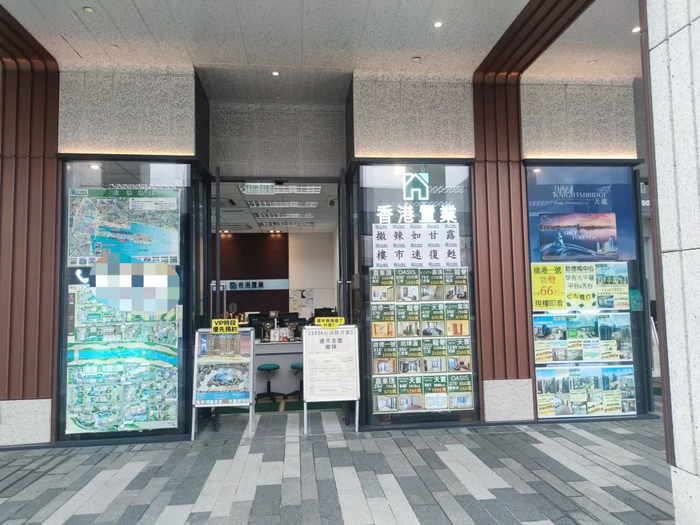 中介门店的撤辣标语和挂牌信息 每经记者 陈荣浩 摄