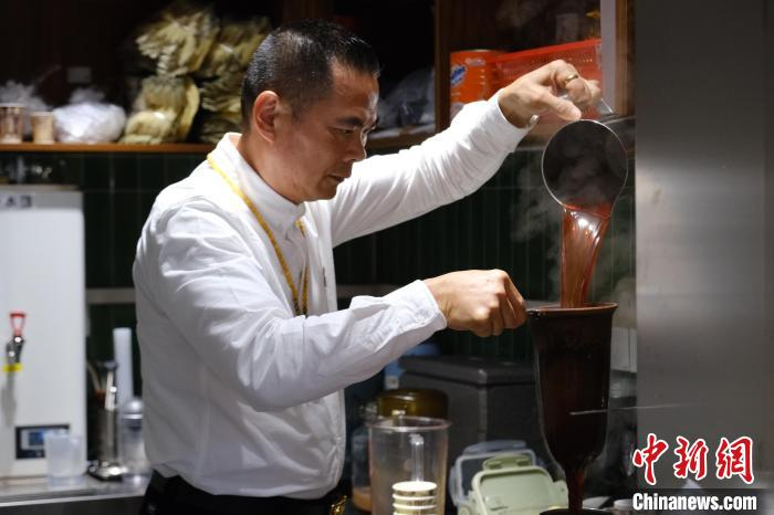 近日，余庆池在中英街的分店内“煲奶茶”。记者 蔡敏婕 摄