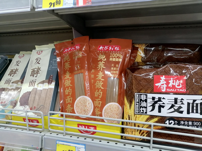 超市里售卖的荞面粉制品，以面条居多。