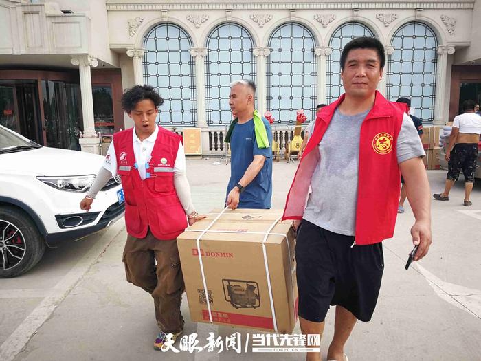 2023年8月，盘州市义工联合会参与京津冀洪涝灾害救援行动。（盘州市义工联合会供图）