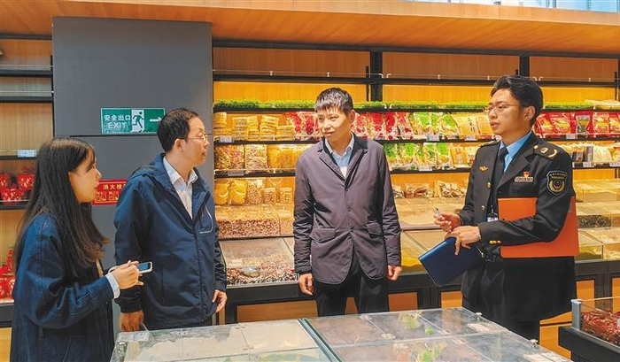         图为相关工作人员在江孜县开展创建国家食品安全示范城市点位检查工作。    