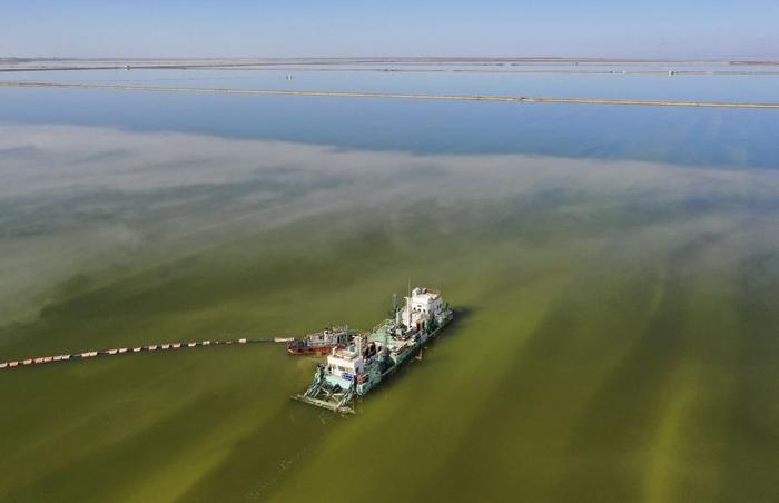 2023年2月2日，水采船在察尔汗盐湖中作业。新华社记者 张宏祥 摄