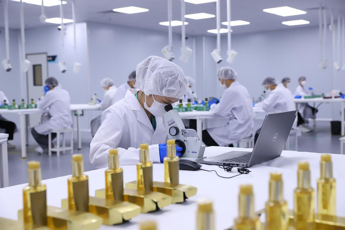 得物鉴别师在对商品进行鉴别。