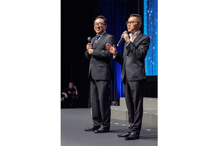 阿里影业总裁李捷（左）、寰亚传媒集团行政总裁叶采得宣布两大公司与新生代导演合作的电影项目。主办方供图