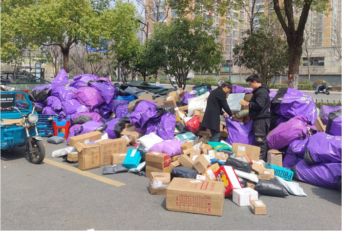 杭州萧山某小区菜鸟驿站罢工后的快递堆积情况（财联社记者摄）