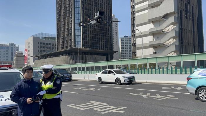 无人机巡视成为上海高架交通安全管理的创新举措（邬林桦）