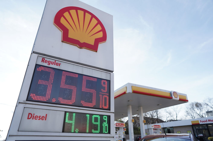 ↑这是3月12日在美国弗吉尼亚州维也纳一座加油站拍摄的油价牌。