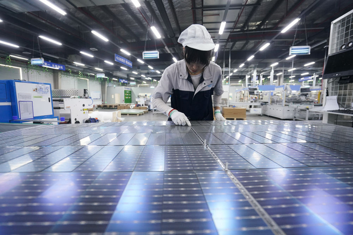 工人在天合光能(宿迁)科技有限公司生产车间忙碌(2021年5月22日摄).