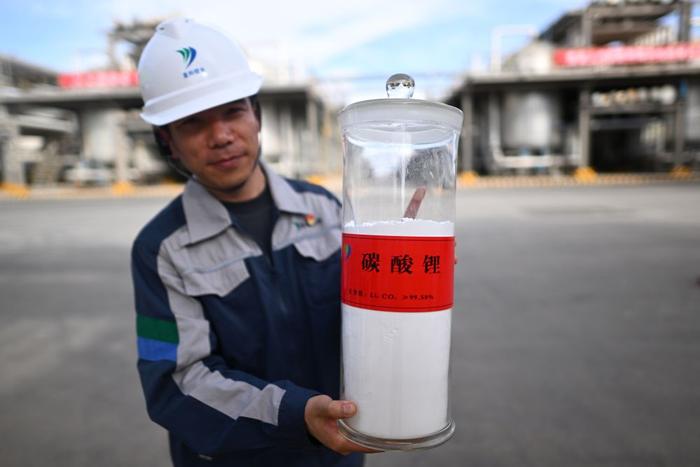 2023年6月9日，青海盐湖蓝科锂业股份有限公司一名工作人员展示碳酸锂成品。新华社记者 张宏祥 摄