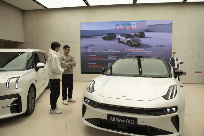   3月5日，市民在极氪合肥万象城门店了解新能源汽车。新华社记者 傅天 摄