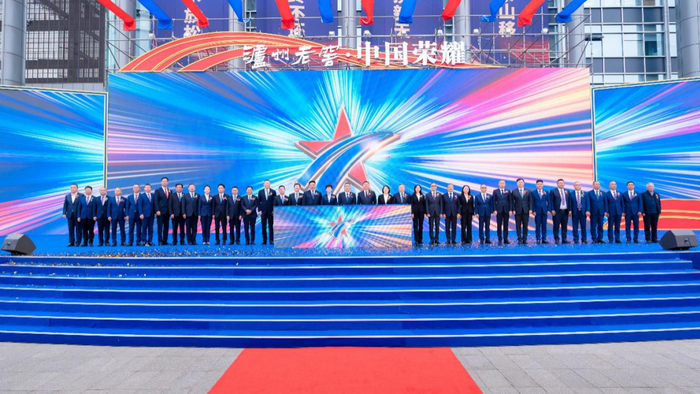 泸州老窖集团公司、股份公司高管团队及销售公司管理团队、专营公司管理层、经销商代表合影留念