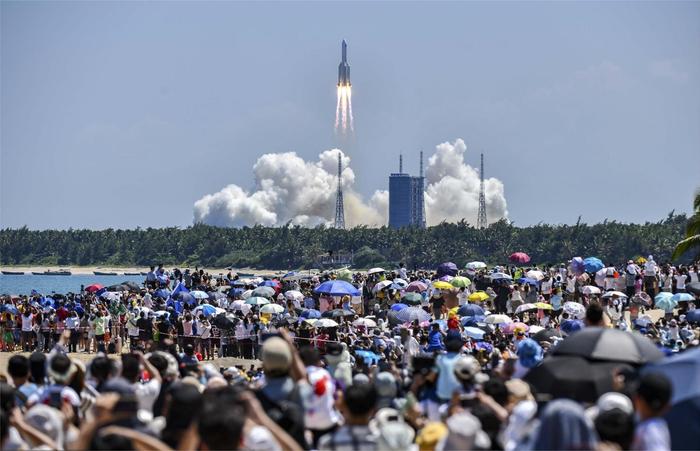 海南文昌，游客们热情等待火箭发射