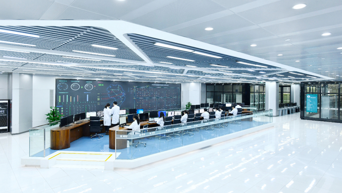 中国电科院科研团队在国家电网仿真中心开展高比例新能源接入电网的数模混合精细化仿真试验。张涛 摄