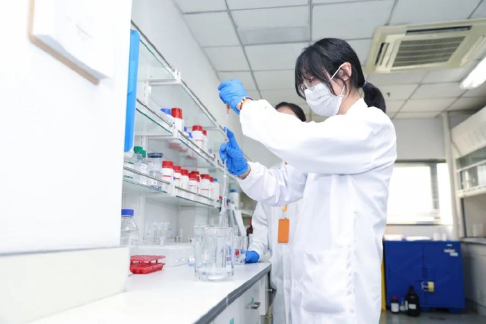 瑞博生物实验人员正在开展核酸药物研究。