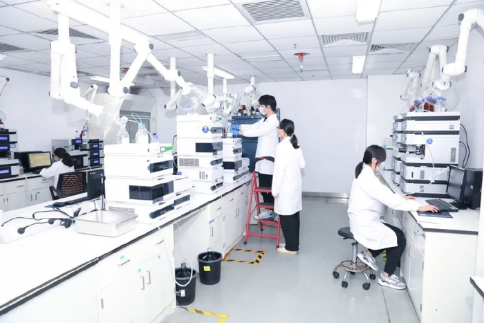 瑞博生物实验人员正在开展核酸药物研究。