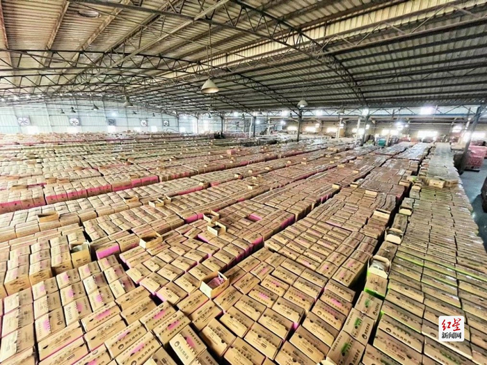 仓库里码放着等待出货的螺蛳粉。 摄影：李健全