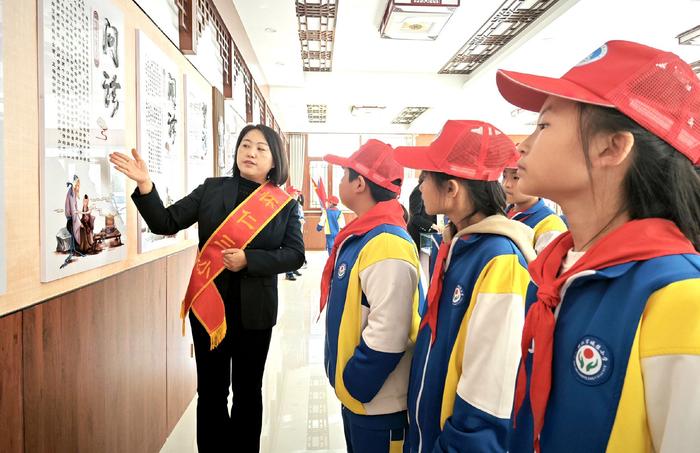 图为山西省朔州市怀仁市城镇第六小学老师向学生讲授中医药文化知识。怀仁市城镇第六小学校供图