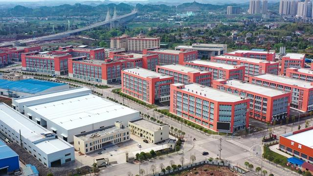 渠县轻纺服饰企业集聚区一角。（渠县经信局供图）